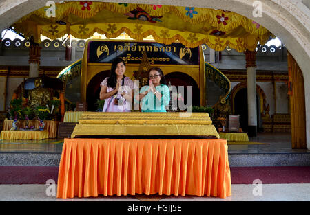 Popolo Thai pregando statua del Buddha al Chedi Buddhakhaya vicino al Wat Wang Wiwekaram o Wat Mon a Sangkhlaburi su dicembre 3, 2015 Foto Stock