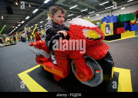 Bogotà, Colombia. 19 Feb, 2016. Un ragazzo pone con una figura fatta con blocchi di Lego al Lego Fest, a Bogotà, Colombia, il 19 febbraio, 2016. Secondo la stampa locale, la Lego Fest è detenuto dal febbraio 19 al 13 marzo a Bogotà, con repliche di diversi personaggi realizzati con blocchi di Lego. © Jhon Paz/Xinhua/Alamy Live News Foto Stock