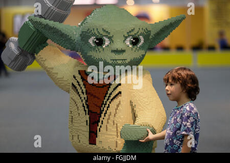 Bogotà, Colombia. 19 Feb, 2016. Un ragazzo pone con una figura fatta con blocchi di Lego al Lego Fest, a Bogotà, Colombia, il 19 febbraio, 2016. Secondo la stampa locale, la Lego Fest è detenuto dal febbraio 19 al 13 marzo a Bogotà, con repliche di diversi personaggi realizzati con blocchi di Lego. © Jhon Paz/Xinhua/Alamy Live News Foto Stock