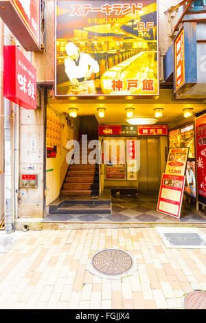 Il livello del suolo al piano terra ingresso al famoso manzo di Kobe ristorante Steak Land, un'istituzione nel centro di Kobe, Giappone Foto Stock