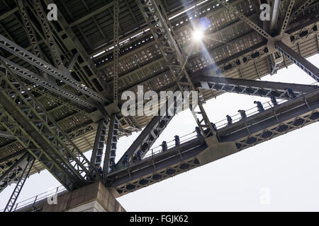 Gli scuotipaglia facendo il Sydney Harbour Bridge Climb camminando sul ponte inferiore Foto Stock