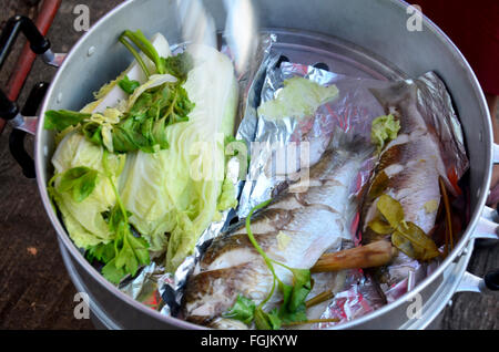 Per la cottura al vapore Probarbus jullieni Sauvage pesce con verdure Foto Stock