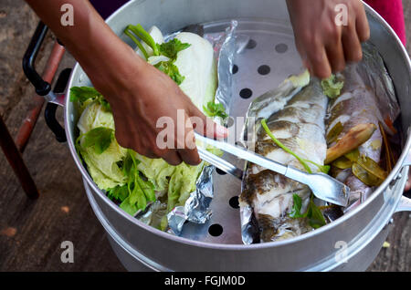 Per la cottura al vapore Probarbus jullieni Sauvage pesce con verdure Foto Stock