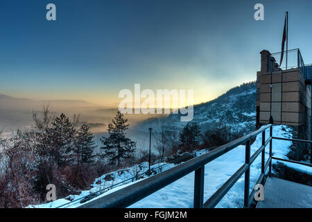 Fortezza Krakra durante il sunrise. Il forte si trova nei pressi di Pernik città in Bulgaria. Foto Stock