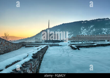 Fortezza Krakra durante il sunrise. Il forte si trova nei pressi di Pernik città in Bulgaria. Foto Stock