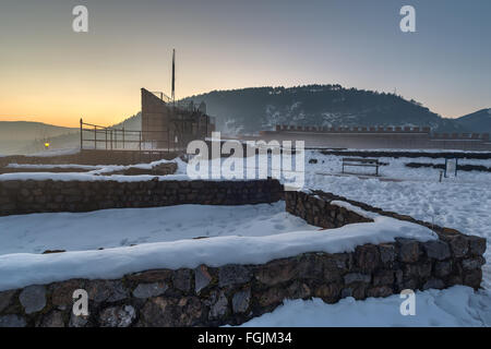 Fortezza Krakra durante il sunrise. Il forte si trova nei pressi di Pernik città in Bulgaria. Foto Stock