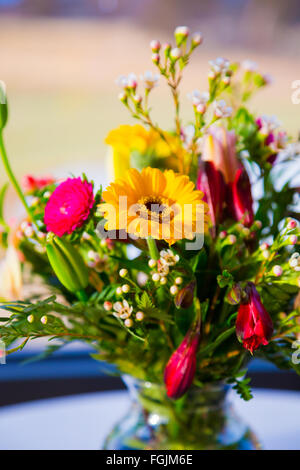 Decorazioni floreali in un matrimonio Oregon presentazione di fiori selvatici in vasetti di vetro. Foto Stock