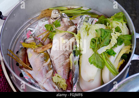 Per la cottura al vapore Probarbus jullieni Sauvage pesce con verdure Foto Stock