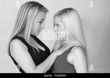 Due giovani donne fisicamente attratti da ogni altro e ottenere appassionato di Settembre 2015 Foto Stock