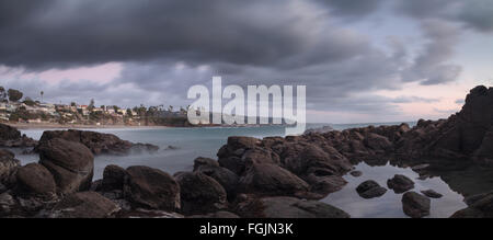 Pioggia nuvole sopra Crescent Bay in autunno in Laguna Beach, California, Stati Uniti Foto Stock