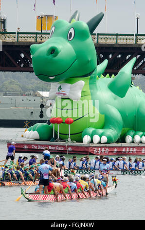 Sydney, Australia - 20 Febbraio 2016: Anno Nuovo cinese ha celebrato a Sydney con un Dragon Boat regata che ha avuto luogo nel sobborgo di Sydney Darling Harbour. Credito: mjmediabox/Alamy Live News Foto Stock