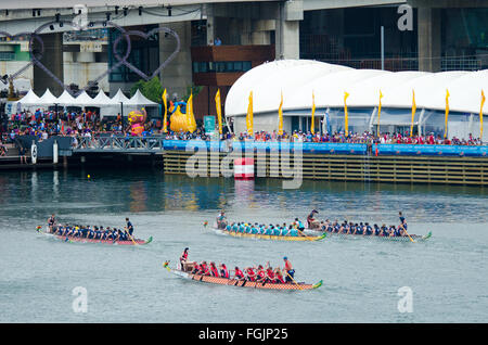 Sydney, Australia - 20 Febbraio 2016: Anno Nuovo cinese ha celebrato a Sydney con un Dragon Boat regata che ha avuto luogo nel sobborgo di Sydney Darling Harbour. Credito: mjmediabox/Alamy Live News Foto Stock