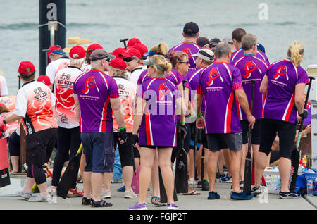 Sydney, Australia - 20 Febbraio 2016: Anno Nuovo cinese ha celebrato a Sydney con un Dragon Boat regata che ha avuto luogo nel sobborgo di Sydney Darling Harbour. Credito: mjmediabox/Alamy Live News Foto Stock