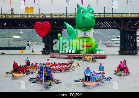 Sydney, Australia - 20 Febbraio 2016: Anno Nuovo cinese ha celebrato a Sydney con un Dragon Boat regata che ha avuto luogo nel sobborgo di Sydney Darling Harbour. Credito: mjmediabox/Alamy Live News Foto Stock