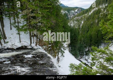 Scena invernale di Salt Creek vicino alla famosa Salt Creek Falls cascate della Willamette Pass. Foto Stock