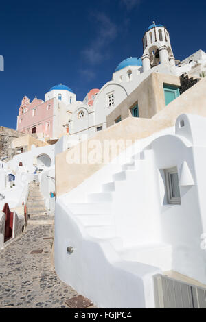 Santorini - il look di tipicamente blu cupole di chiese in Oia con la casa bianca scale. Foto Stock