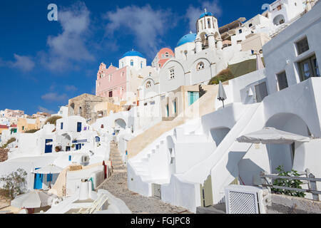 Santorini - il look di tipicamente blu cupole di chiese in Oia con la casa bianca scale. Foto Stock