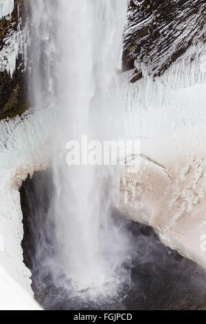 Salt Creek Falls su Willamette Pass in Oregon vicino a Eugene durante l inverno con ghiaccio e acqua congelata cristalli dietro il waterf Foto Stock