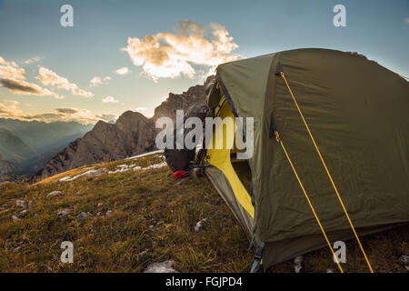 Campeggio in alta montagna Drei Zinnen Dolomiti Italia Foto Stock