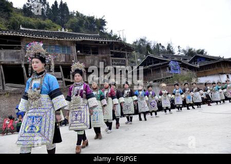 Qiandongnan, della Cina di Guizhou. 18 Febbraio, 2016. Le ragazze indossare costumi tradizionali di Dong gruppo etnico in un villaggio nella contea di Rongjiang, Qiandongnan Miao e Dong prefettura autonoma, a sud-ovest della Cina di Guizhou, Feb 18, 2016. Costume tradizionale di Dong gruppo etnico in Qiandongnan, che richiede diversi mesi o anni per rendere e può vale la pena fino a decine di migliaia di RMB, è stato elencato come uno dei national immateriali patrimoni culturali in dicembre, 2014. © Wang Bingzhen/Xinhua/Alamy Live News Foto Stock