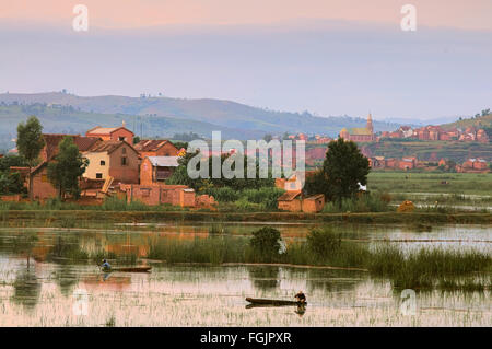 Villaggio vicino allagato risaia nei pressi di Antananarivo in Madagascar Foto Stock