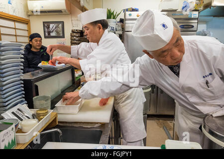 Chefs preparare un pasto un sushi-bar in Kesennuma City, Giappone. Il ristorante originale era stato distrutto durante il 2011 terremoto e dello tsunami. Foto Stock