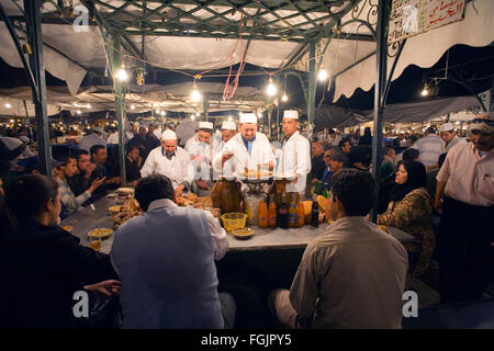 Mangiare fuori in Piazza Jemaa El Fna a Marrakech marocco Foto Stock