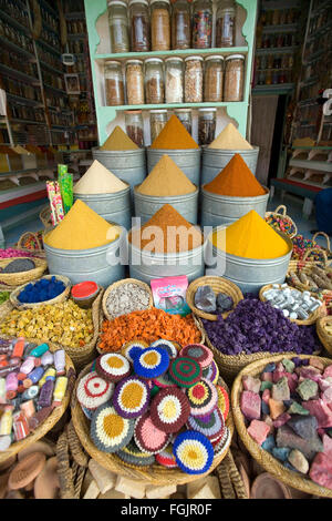 Spezie colorate in negozio a Marrakech . Il Marocco Foto Stock