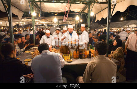 Mangiare fuori in Piazza Jemaa El Fna a Marrakech marocco Foto Stock