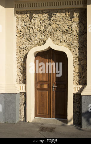 Solidi di grandi dimensioni porta in legno di quercia con cornicione arabesque Foto Stock
