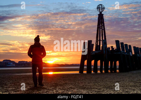 Lytham St Annes beach e il vecchio rovinato jetty allo spuntar del giorno sulla costa di Fylde in Lancashire Foto Stock