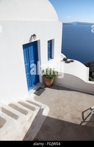 Santorini - il look tipicamente a casa otenza caldera con le scale di colore bianco e blu dors in Oia. Foto Stock