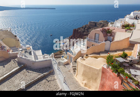 Santorini - lo sguardo dalla città giù al porto Amoudi in Oia. Foto Stock