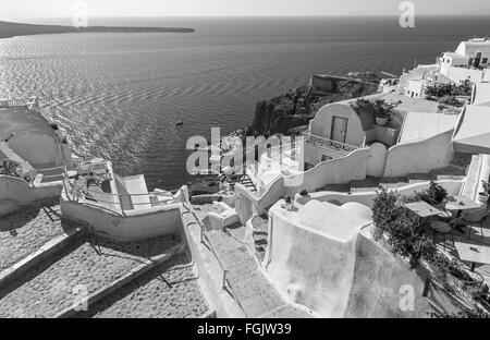 Santorini - lo sguardo dalla città giù al porto Amoudi in Oia. Foto Stock