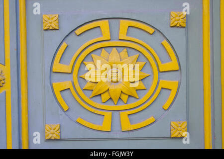 Motivo floreale su una porta nella città vecchia di Tallinn, Estonia Foto Stock