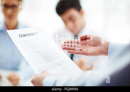 La mano di imprenditore puntando al contratto Foto Stock