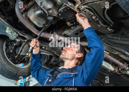 Controllo meccanico della condizione di un auto sollevata Foto Stock