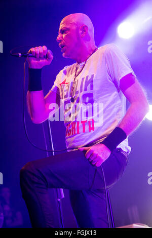 Cambiano d'Agogna Italia. Il 19 febbraio 2016. La rock band italiana NEGRITA suona dal vivo sul palco del fenomeno durante il "Club Tour 2016' Credit: Rodolfo Sassano/Alamy Live News Foto Stock