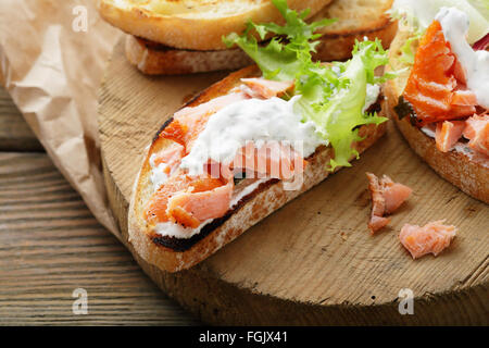 Toast con salmone alla griglia con salsa e cibo Foto Stock