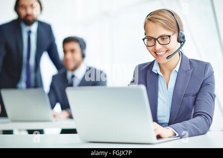 Piuttosto operatore con cuffia consulting clienti online Foto Stock