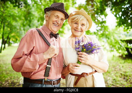 Sorridente coppia senior di riposo nel parco sul giorno di estate Foto Stock