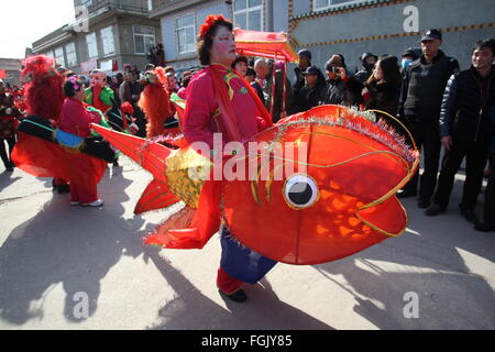 Yantai, cinese della provincia dello Shandong. Xx Febbraio 2016. Le persone a svolgere il ballo folk per celebrare la pesca locale festa delle lanterne, un rituale di adorare dèi del mare e pregando per il raccolto del nuovo anno, a un porto di pesca di Yantai, est della Cina di Provincia di Shandong, Feb 20, 2016. Credito: Shen Jizhong/Xinhua/Alamy Live News Foto Stock