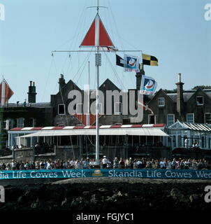 AJAXNETPHOTO. 1995. COWES, Inghilterra. - SQUADRON LINE - il Royal Yacht Squadron club house e gara la linea di partenza da SEAWARD. Foto:JONATHAN EASTLAND/AJAX REF:RYS95 1 Foto Stock