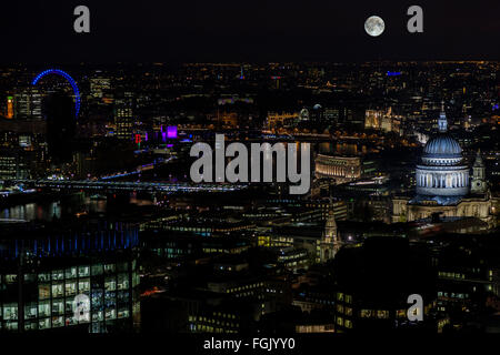 La Full Moon Rising sopra la città di Londra Inghilterra Foto Stock