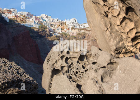 Santorini - il look di Oia attraverso la pomice boulder Foto Stock