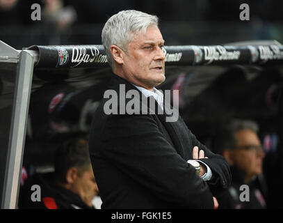 Francoforte è capo allenatore Armin Veh prima Bundesliga tedesca partita di calcio tra Eintracht Francoforte e Amburgo SV in Frankfurt am Main, Germania, 19 febbraio 2016. Foto: ARNE DEDERT/dpa Foto Stock