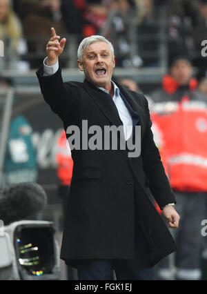 Francoforte è capo allenatore Armin Veh gesti durante la Bundesliga tedesca partita di calcio tra Eintracht Francoforte e Amburgo SV in Frankfurt am Main, Germania, 19 febbraio 2016. Foto: ARNE DEDERT/dpa Foto Stock