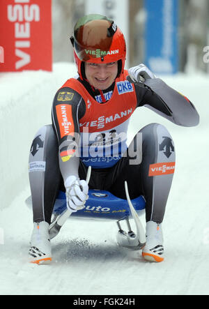 Winterberg, Germania. Xx Febbraio 2016. Tatjana Huefner di Germania celebra dopo aver vinto il singolare femminile alla Coppa del Mondo di slittino a Winterberg, Germania, 20 febbraio 2016. Foto: CAROLINE SEIDEL/dpa Credito: dpa picture alliance/Alamy Live News Foto Stock