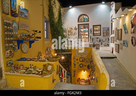 SANTORINI, Grecia - 5 ottobre 2015: i negozi di souvenir in notturni di Oia. Foto Stock