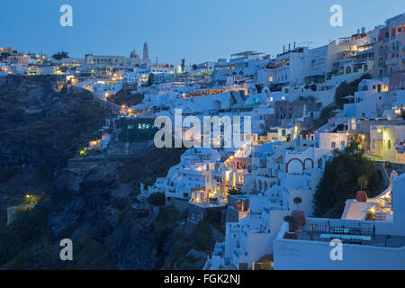 SANTORINI, Grecia - 6 ottobre 2015: Fira di mattina al tramonto e la Firostefani Foto Stock